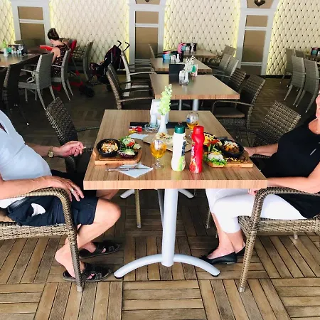 Ξενοδοχείο με διαμερίσματα Lavinia & Αλάνια