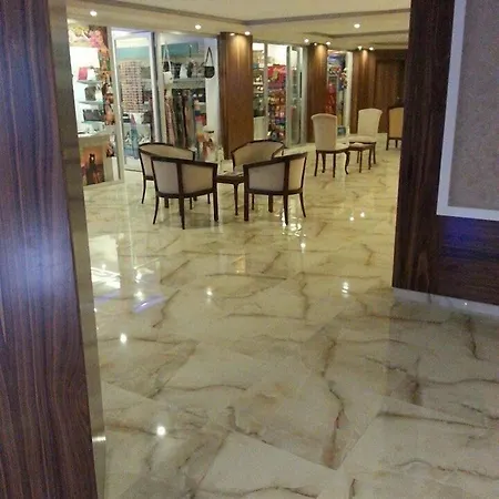 Aparthotel Lavinia & 3*